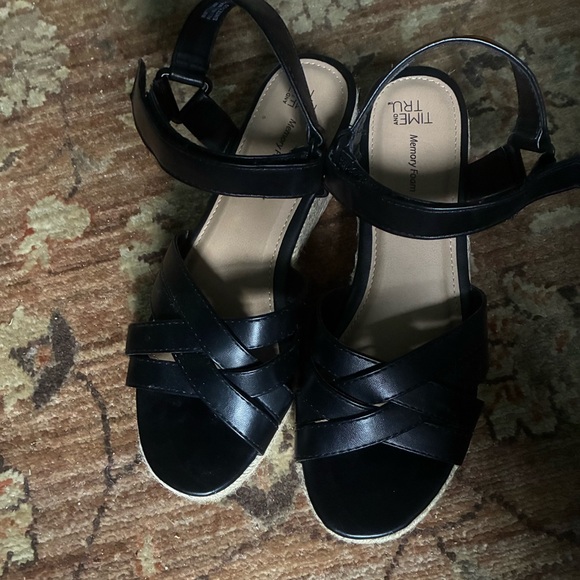 Time and Tru Size 9 Faux Leather Wedges - Picture 2 of 3